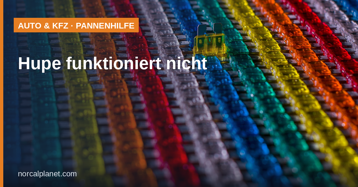 Bunte Kfz-Sicherungen in Reihen, eine gelbe Sicherung mit 20 Ampere im Fokus