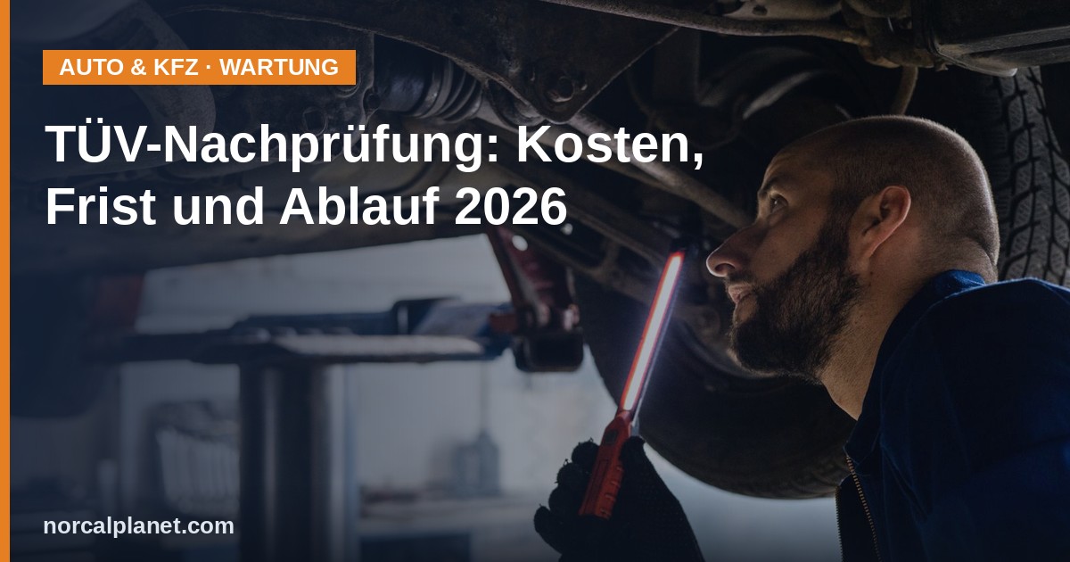 TÜV-Nachprüfung: Mechaniker prüft Fahrzeugunterboden