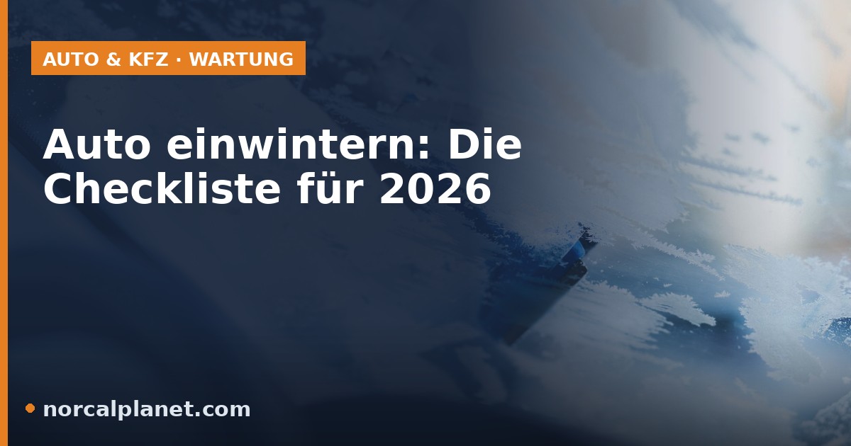 Hand kratzt Eis von einer frostigen Autoscheibe