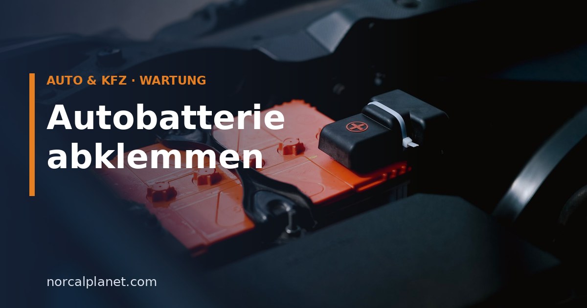 Orangefarbene Autobatterie im Motorraum