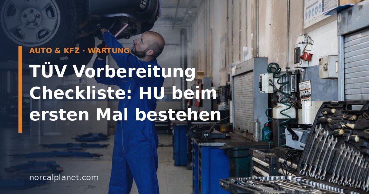 Mechaniker prüft Fahrwerk eines Autos auf der Hebebühne