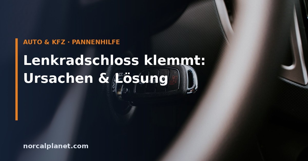 Autoschlüssel im Zündschloss hinter dem Lenkrad
