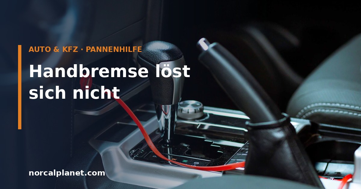 Handbremse und Schalthebel im Auto-Innenraum