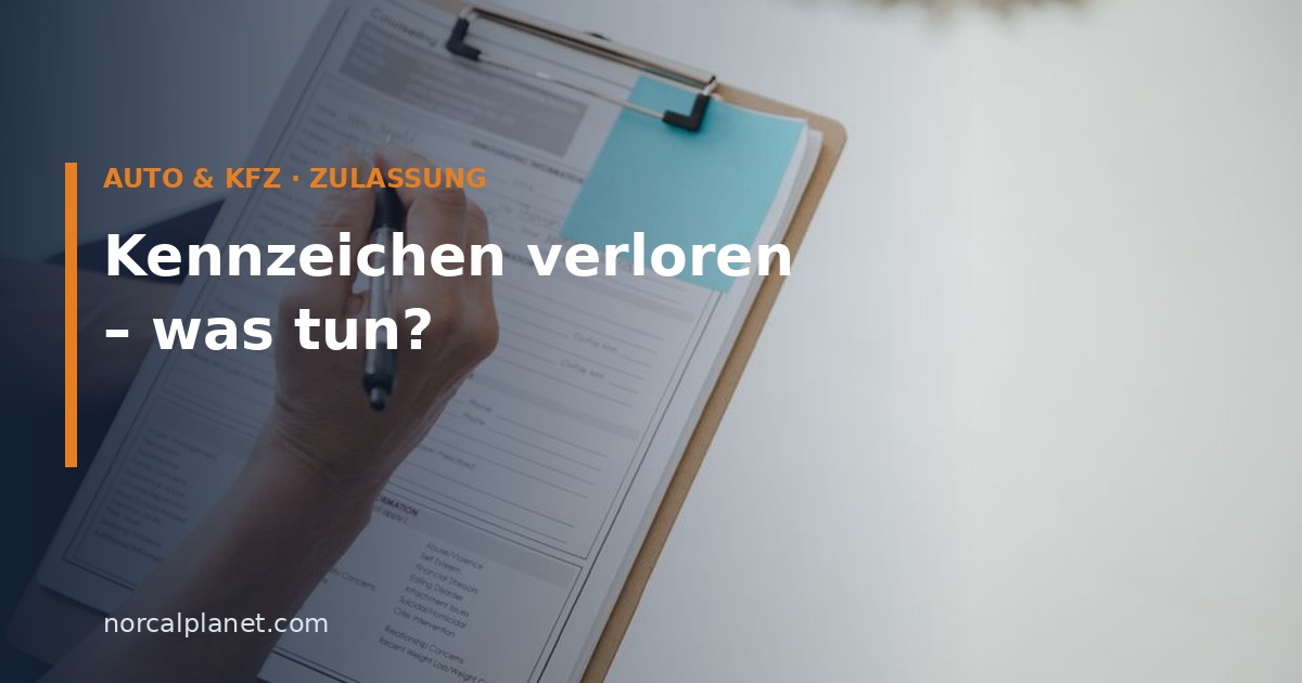 Hand füllt ein Formular auf einem Klemmbrett aus