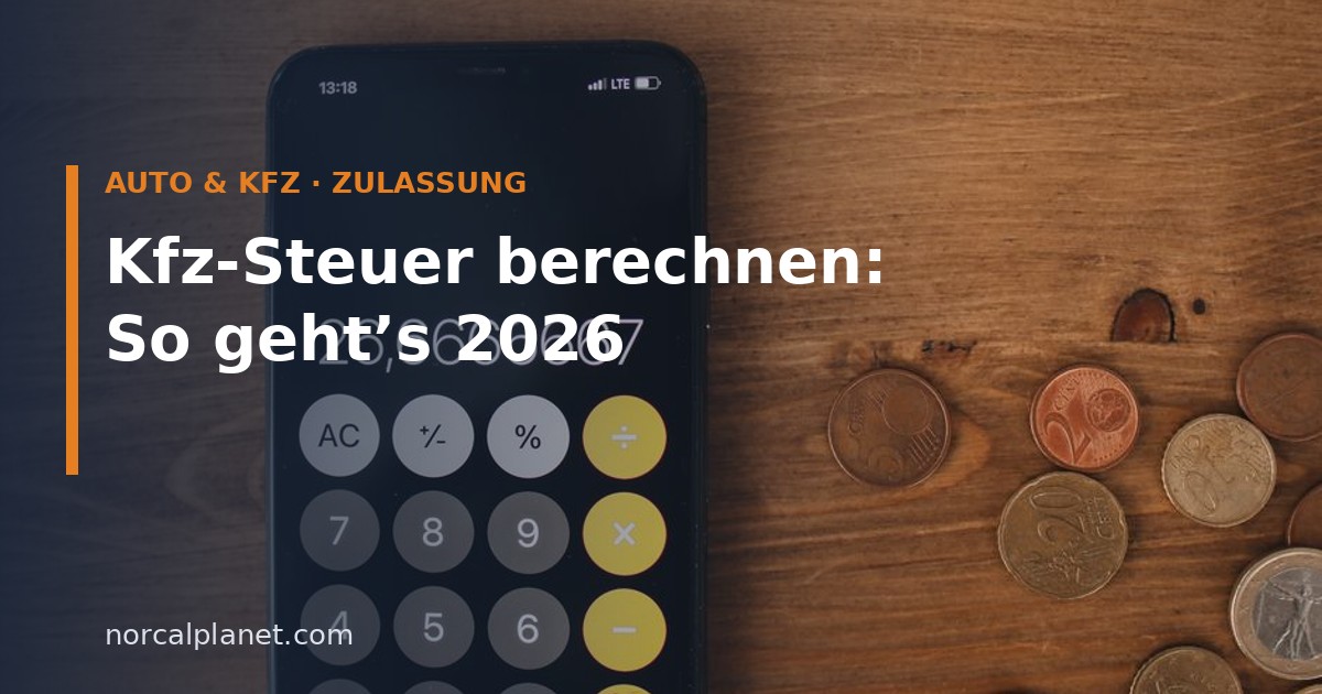 Smartphone-Taschenrechner und Münzen auf Holztisch – Kfz-Steuer berechnen