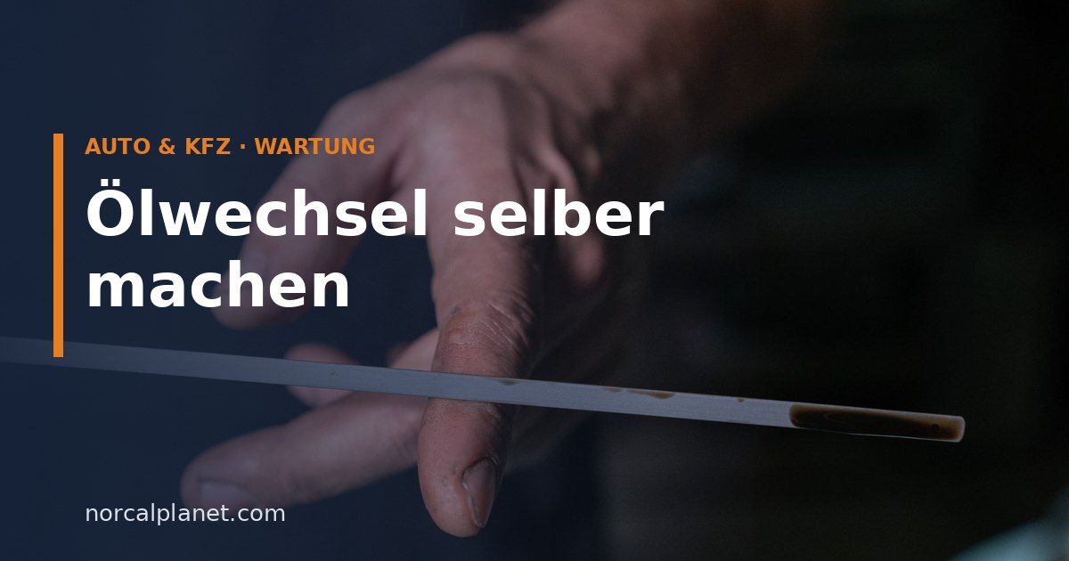 Hand hält Ölmessstab beim Ölstand prüfen