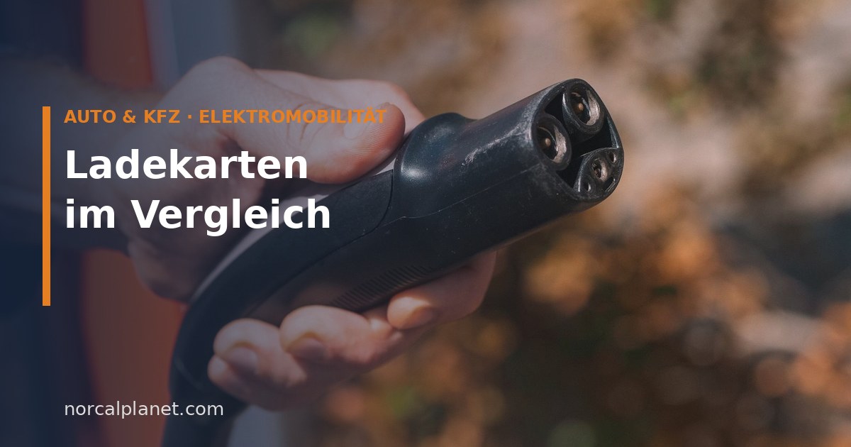 Ladestecker eines Elektroautos in der Hand